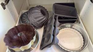 lot 60406 image: Mixed Baking Pan Set with Bundt Molds and Cake Pans - Retail $15