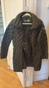 lot 60445 image: Michael Kors Packable Down Quilted Puffer Jacket Size M - Retail $80