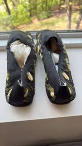lot 60447 image: Black Embroidered Floral Ballet Flats size 6 - Retail $15
