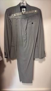 lot 60464 image: DKNY Womens Gray Two-Piece Business Suit Size 8 - Retail $75