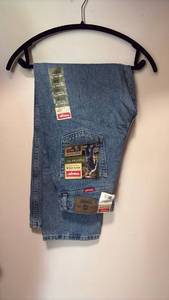 lot 60467 image: Wrangler Five Star Regular Fit Jeans Size 31x30 - Retail $15