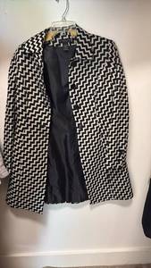 lot 60479 image: Donna Rae New York Chevron Pattern Blazer Size 6 - Retail $15