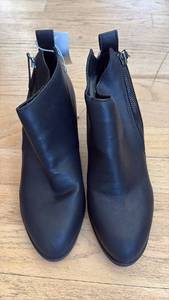 lot 60549 image: Stevies Black Ankle Boots Size 5 - Retail $15