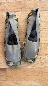 lot 60560 image: Womens Floral Embroidered Ballet Flats size 6 - Retail $15
