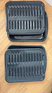 lot 60576 image: Cast Iron Broiler Pan Set with Drip Tray - Retail $25