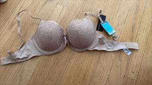 lot 60596 image: Womens Lace Push-Up Bra with Tags 34C - Retail $15