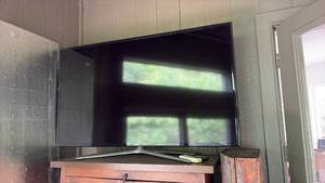 lot 52065 image: Samsung 55 Smart TV with Remote Estimated Retail Value $200