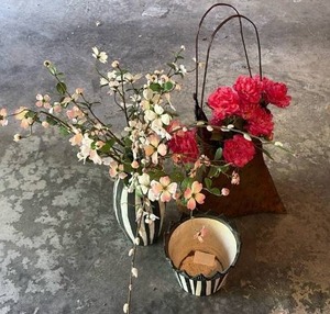 lot 52070 image: DECORATIVE FLORAL ARRANGEMENT - Retail $25