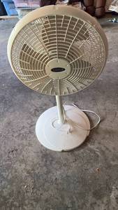 lot 52071 image: Lasko Oscillating Pedestal Fan 16-Inch White - Retail $35