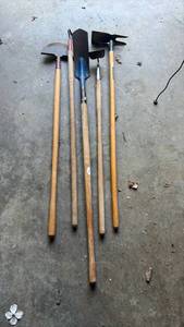 lot 52084 image: Long Handle Garden Tools Set with Hoe Shovel and Hand Tools - Retail $25