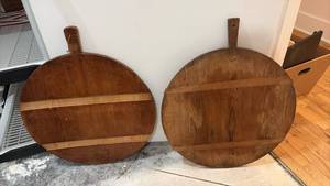 lot 52119 image: Large Round Wooden Cutting Boards with Handles Set of 2 - Retail $45