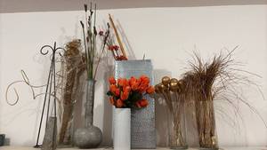 lot 52123 image: Mixed Vases and Home Decor Collection with Artificial Flowers - Retail $45