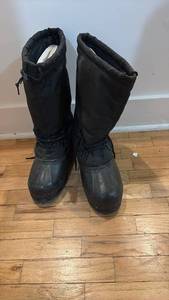 lot 52125 image: Sorel Black Winter Snow Boots size 10 - Retail $45