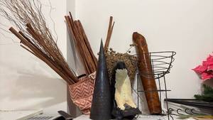 lot 52128 image: Mixed Home Decor Collection with Natural Elements and Baskets - Retail $15
