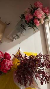 lot 52133 image: Artificial Silk Flower Arrangements with Decorative Stars - Retail $15
