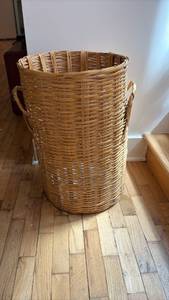 lot 52140 image: Large Woven Wicker Laundry Basket with Handles - Retail $25