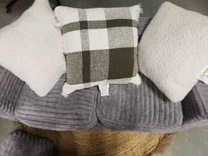lot 17827 image: Threshold 24x24 3 pc Throw Pillow  - Retail $0