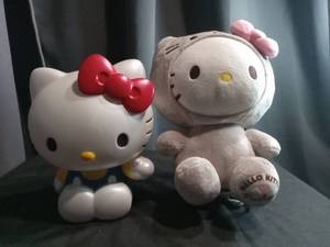 lot 3480 image: Hello Kitty Plush Toy and Piggy Bank Set