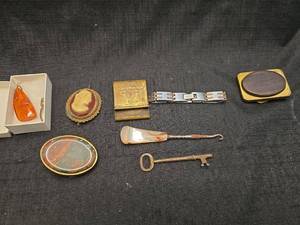 lot 4227 image: Mixed Collectibles and Accessories Lot