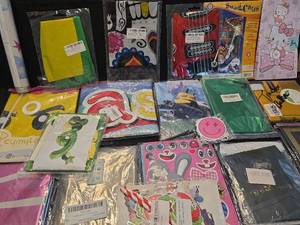 lot 4292 image: Mixed party decorations and balloons Collection Lot