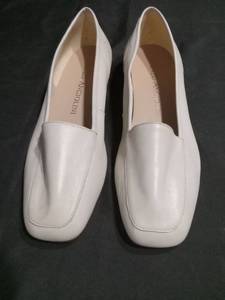 lot 3402 image: Enzo Angiolini White Leather Loafers