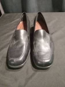lot 3404 image: Naturalizer Black Leather Loafers