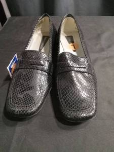 lot 3406 image: Enzo Angiolini Snake Print Loafers Size 7M