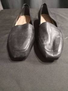 lot 3414 image: Enzo Angiolini Black Leather Loafers Size 7M