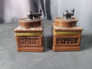 lot 4404 image: Japanese Ceramic Salt and Pepper Mill Grinder Set
