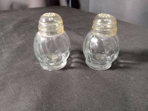 lot 4406 image: Clear Glass Salt and Pepper Shakers Set