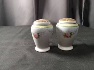 lot 4409 image: Floral Porcelain Salt and Pepper Shakers Set