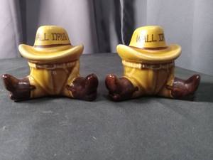 lot 4417 image: Wall Drug Cowboy Hat Salt and Pepper Shakers Set
