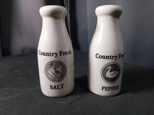 lot 4418 image: Country Fresh Salt and Pepper Shakers Set