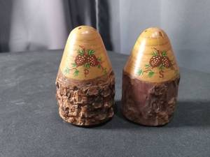 lot 4421 image: Wood Salt and Pepper Shakers with Pine Cone Design