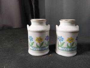 lot 4422 image: San Diego Floral Salt and Pepper Shakers Set