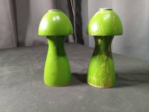 lot 4424 image: Green wooden Mushroom Salt and Pepper Shakers Set