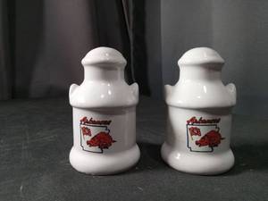 lot 4425 image: Arkansas Razorbacks Salt and Pepper Shaker Set