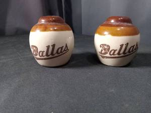 lot 4428 image: Dallas Cowboys Salt and Pepper Shaker Set