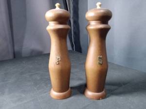 lot 4436 image: Wooden Salt and Pepper Grinder Set