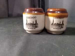 lot 4444 image: Chicago The Windy City Salt and Pepper Shakers Set