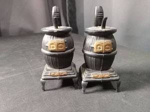 lot 4446 image: Cast Iron Potbelly Stove Salt and Pepper Shakers Set