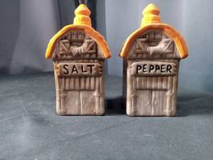 lot 4512 image: Ceramic Cottage House Salt and Pepper Shaker Set