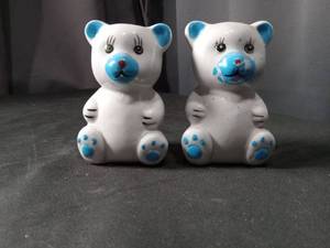 lot 4513 image: White and Blue Ceramic Teddy Bear Salt and Pepper Shakers