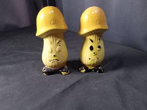 lot 4516 image: Yellow Ceramic Mushroom Salt and Pepper Shakers Set