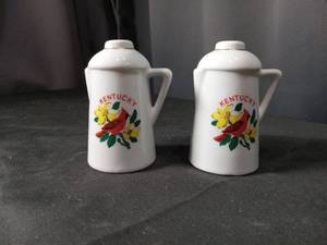lot 4518 image: Kentucky Cardinal and Goldenrod Salt and Pepper Shaker Set