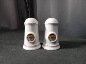 lot 4521 image: Seattle Souvenir Salt and Pepper Shaker Set
