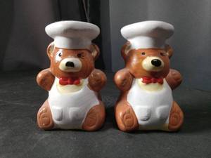 lot 4522 image: Ceramic Chef Bear Salt and Pepper Shaker Set