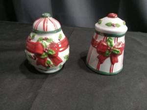 lot 4133 image: Christmas Holiday Ceramic Salt and Pepper Shaker Set