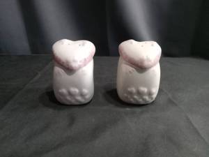 lot 4139 image: Pink Marbled Ceramic Salt and Pepper Shakers