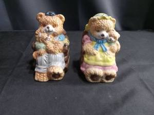 lot 4142 image: Decorative Teddy Bear Salt and Pepper Shaker Set